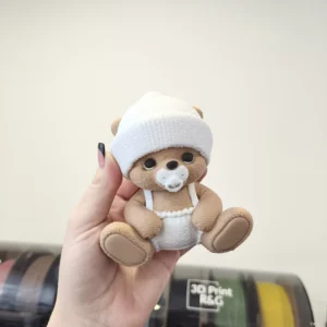 Macík s cumlíkom a čiapkou