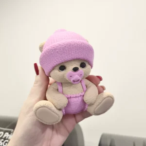 Macík v oblečení s cumlíkom