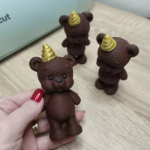 Hnedý macko čo sfukuje sviečku