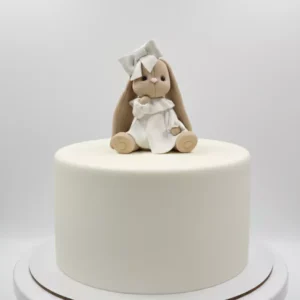 Zajačik v bielych šatách s mašličkou