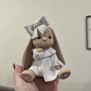 Zajačik v bielych šatách s mašličkou