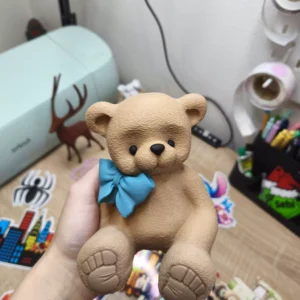 Macko s mašličkou na krku