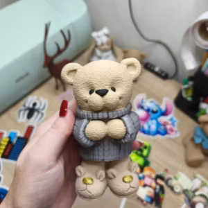 Macko v pletenom svetriku a s papučkami