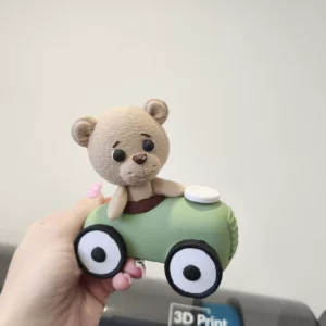 Medvedík v autíčku