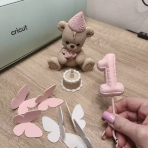 Narodeninový macko s tortičkou