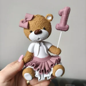 Macko v sukničke s číslom