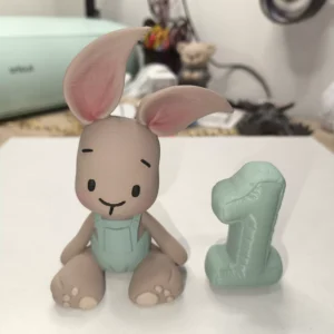 Zajačik v tračkách a s číslom