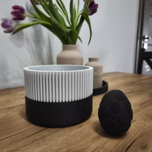 Kvetináč čierno biely